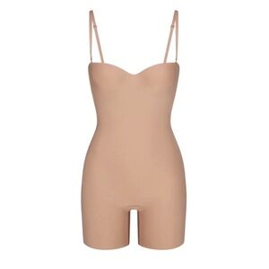 NWT SKIMS Underwire Mid Thigh Bodysuit in Sand